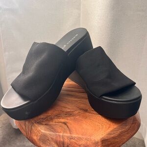 Madden Girl Black Platform Slide Sandals 90’s